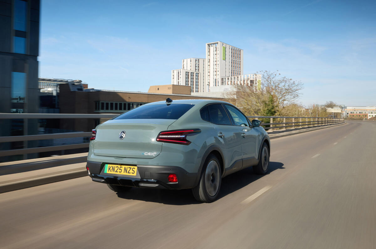 18 Citroën e C4 X 2025 essai routier