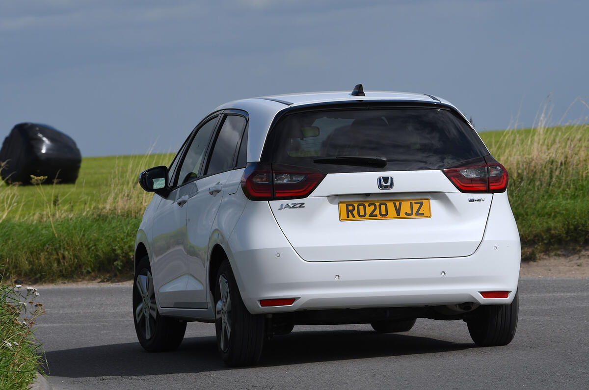 Examen de l'essai routier de la Honda Jazz 2020 - sur l'arrière de la route