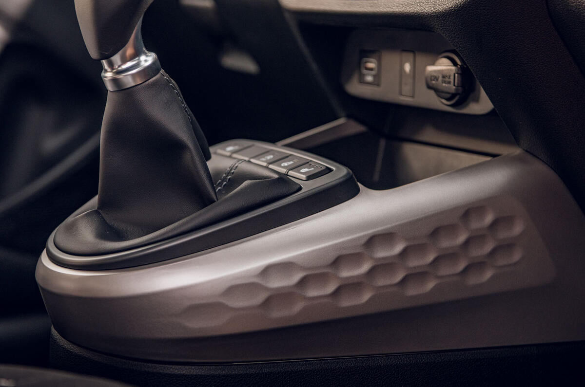 Hyundai i10 2020 road test review - gearstick