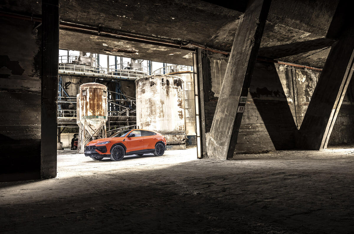 18 Lamborghini Urus SE 2024 compte-rendu statique de l'entrepôt