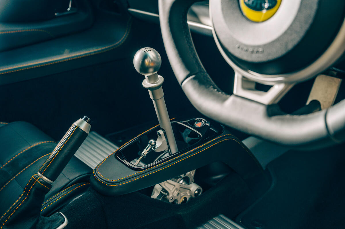 18 Lotus Exige Spot 390 Final 2021 RT gearstick