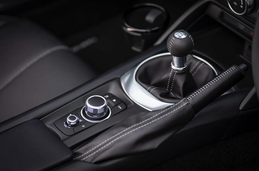 18 Mazda MX 5 RT update 2023 console centrale