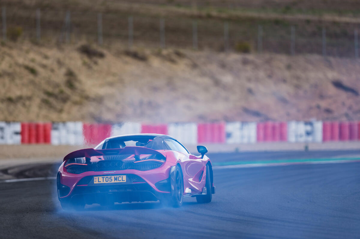 18 McLaren 765LT spider 2021 premier essai sur piste arrière