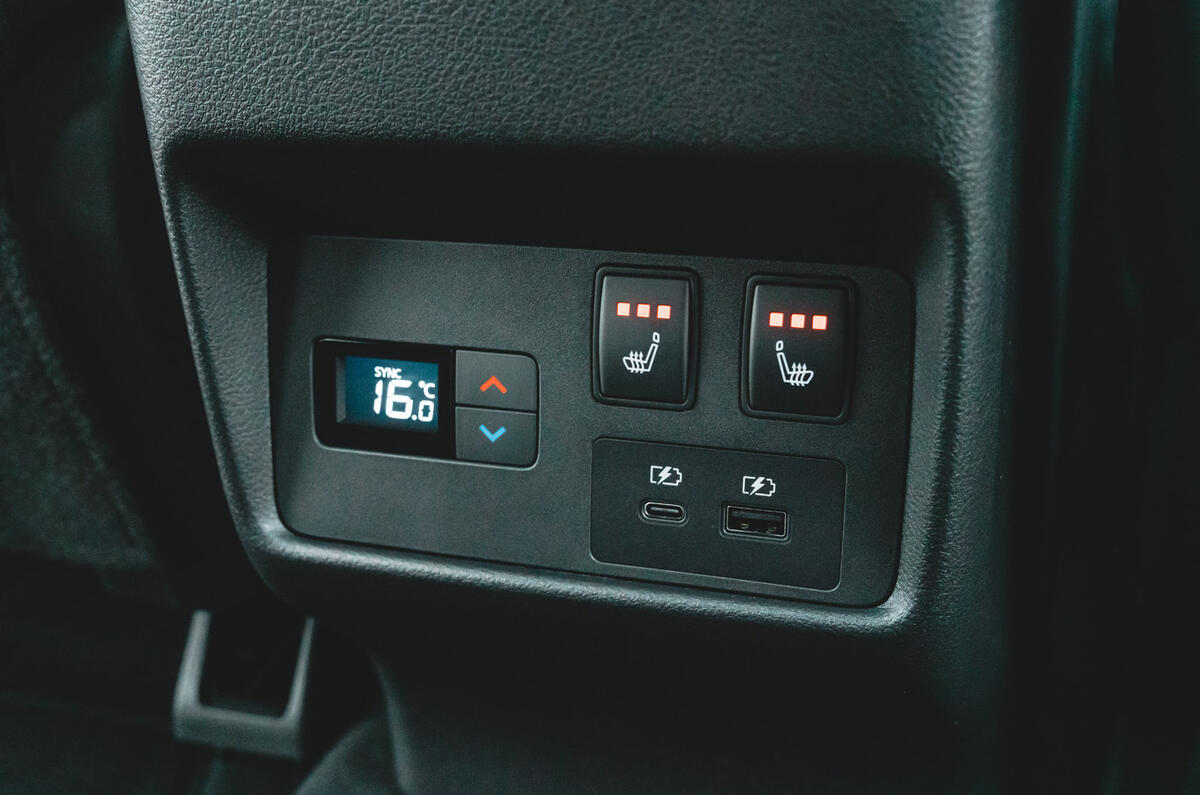 18 Nissan X Trail RT 2023 rear climate control USB