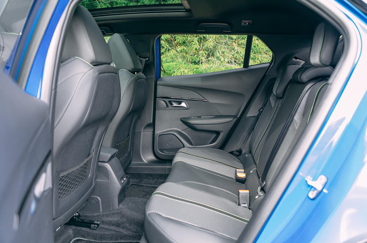 Examen de l'essai routier de la Peugeot e-2008 2020 - sièges arrière