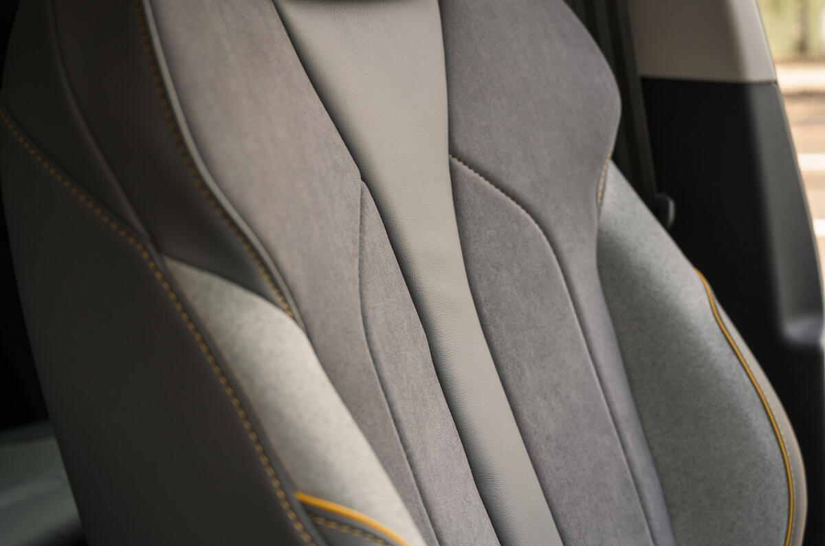 18 Skoda Enyaq IV 2021 RT front seat details