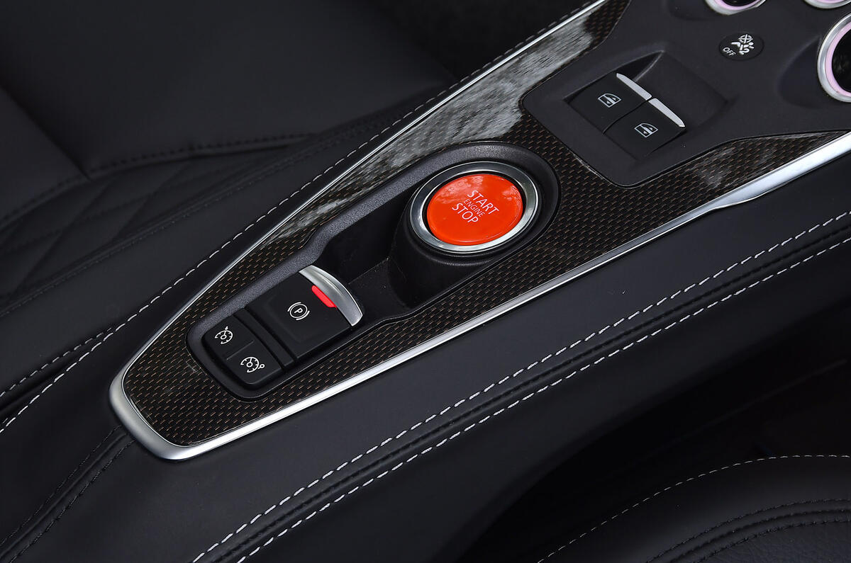 19 Console centrale de l'Alpine A110 Legende GT 2022 RT