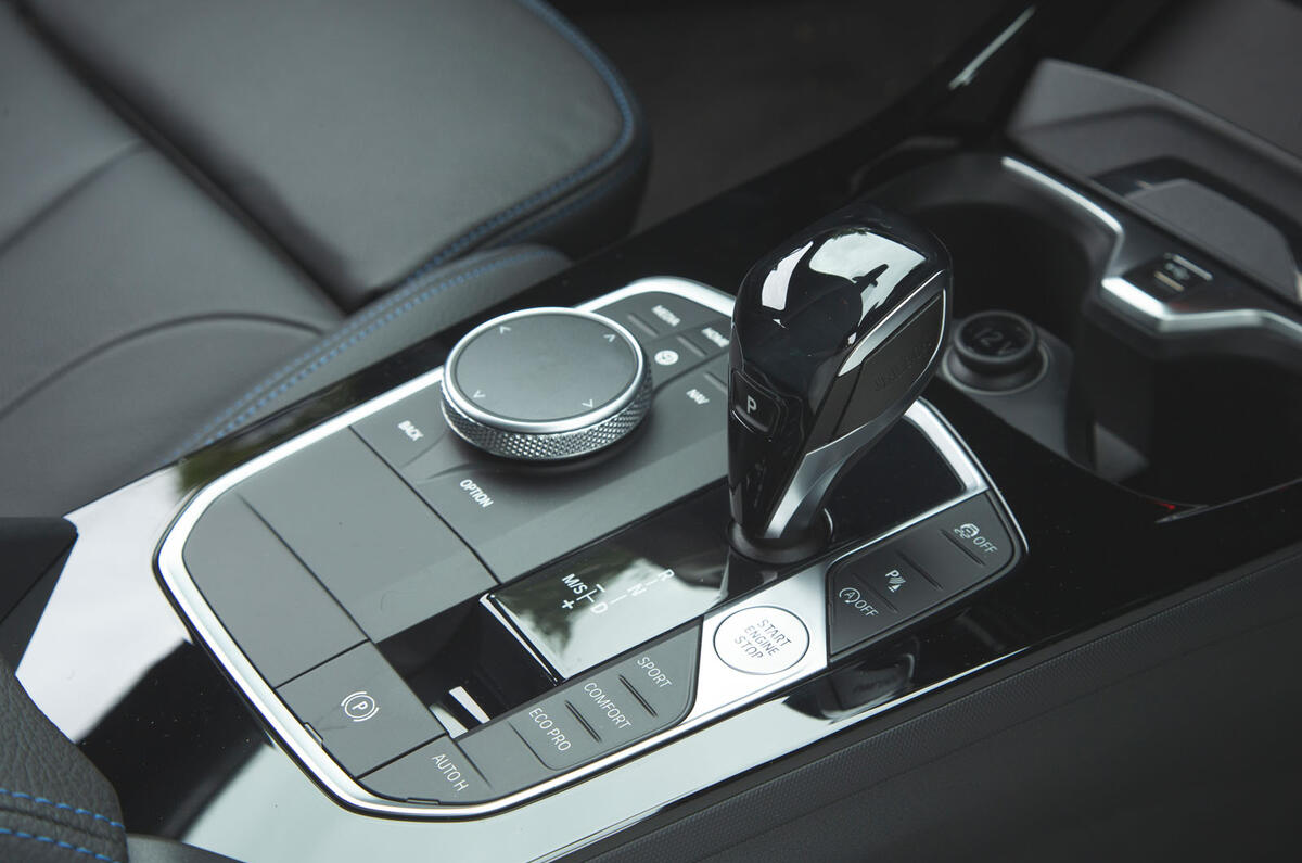 BMW 1 Series 118i 2019 road test review - centre console