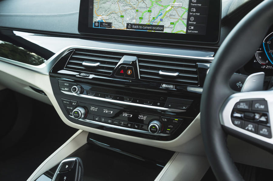 19 BMW 545e 2021 : essai routier des commandes de climatisation