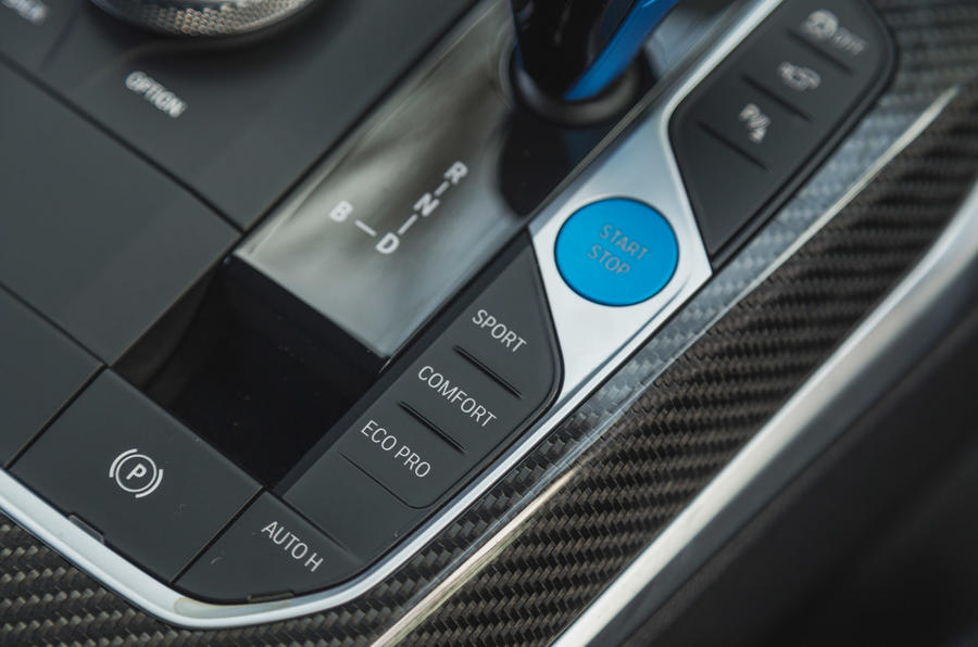 19 BMW i4 2022 : essai routier - boutons de mode de conduite