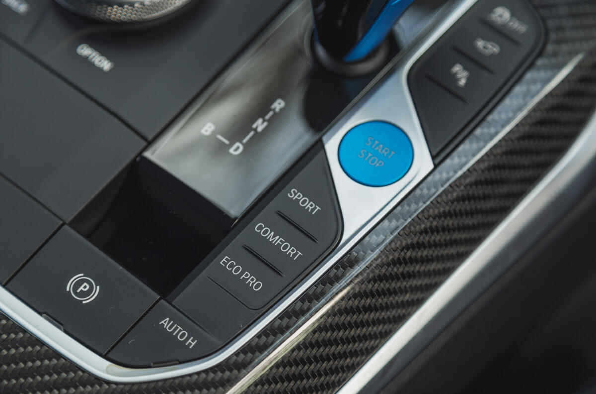 19 BMW i4 2022 : essai routier - boutons de mode de conduite