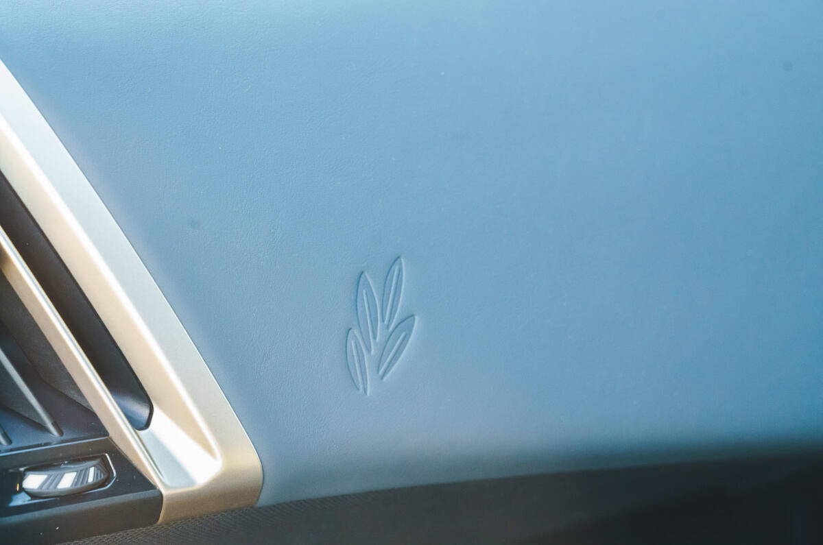 19 BMW iX 2022 road test review interior trim