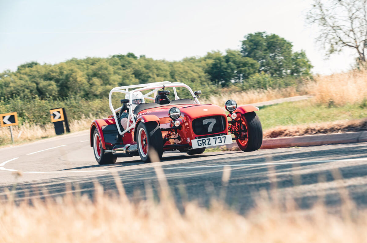 19 Caterham Seven 420 Cup RT 2022 coin avant avec herbe