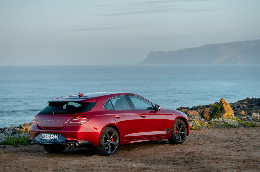 19 Genesis G70 Shooting brake 2021 first drive review statique arrière