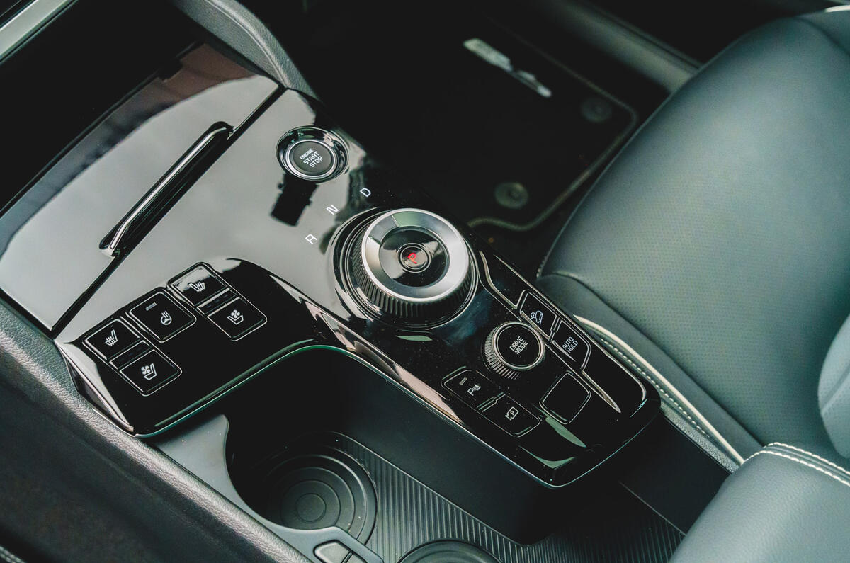 19 Kia Sportage 2022 RT centre console