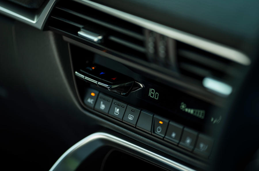 19 Mazda CX60 RT 2023 boutons de commande de climatisation sur la console centrale