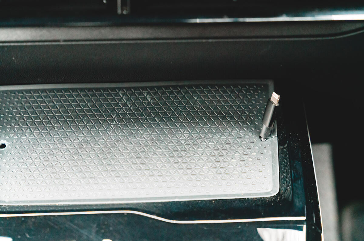 19 MG Motor MG4 EV Long Range RT 2023 phone pad