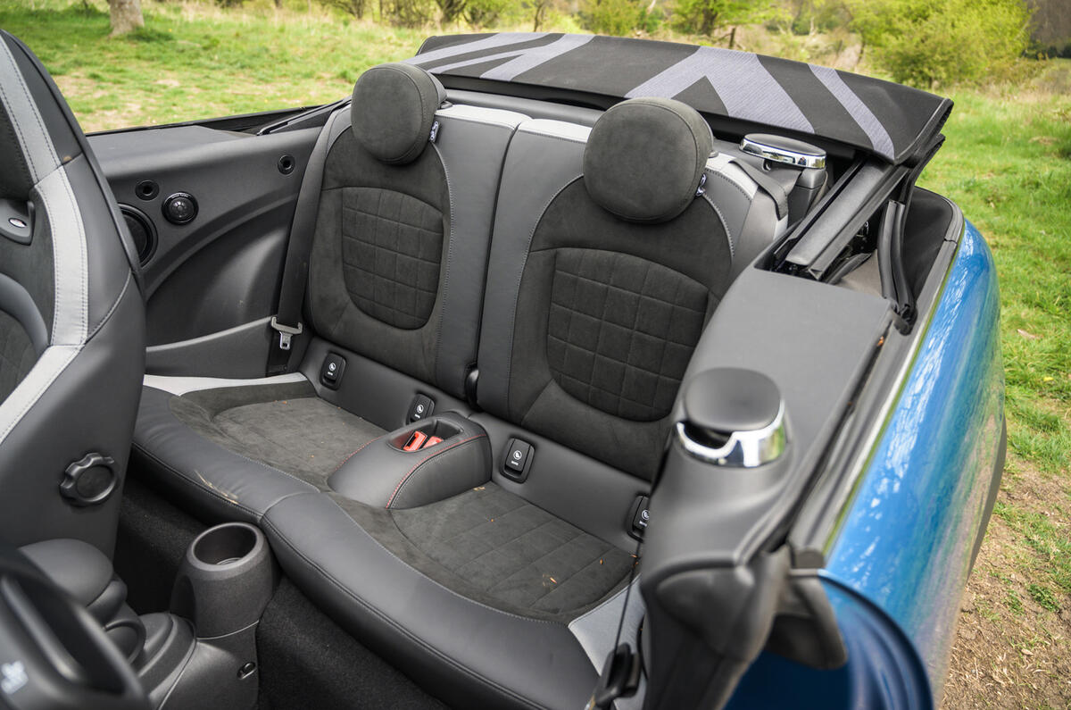 19 Mini Convertible 2021 RT rear seats