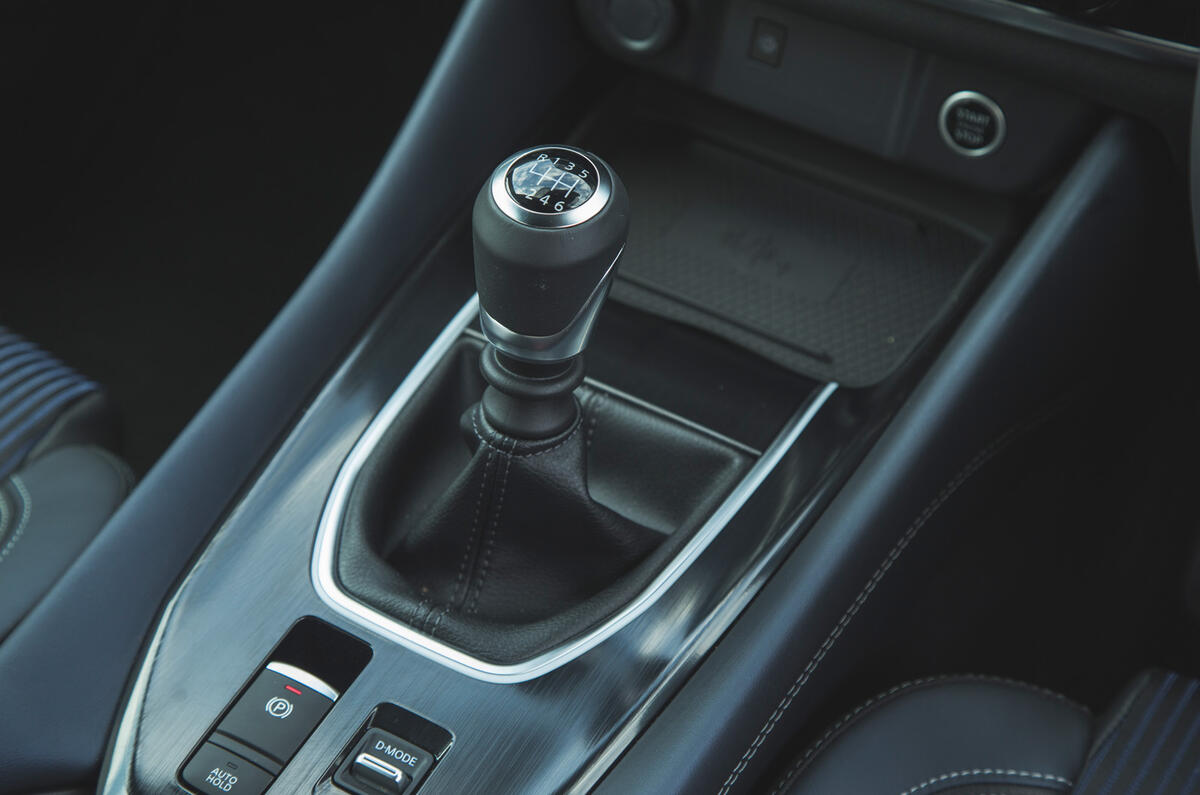19 Nissan Qashqai 2021 RT gearstick