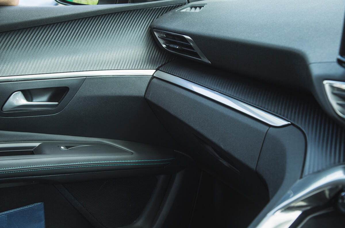 19 Peugeot 3008 2021 RT interior trim