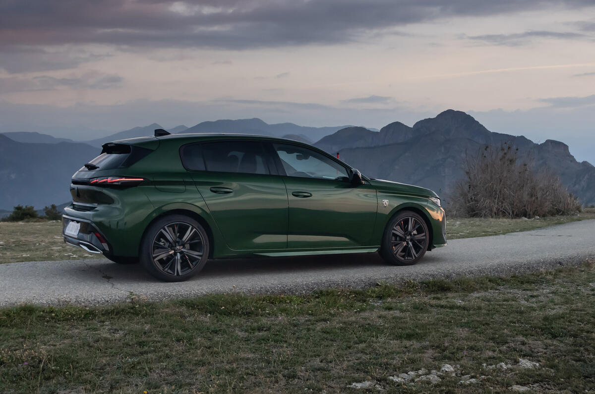 19 Peugeot 308 2021 premier essai essai statique arrière