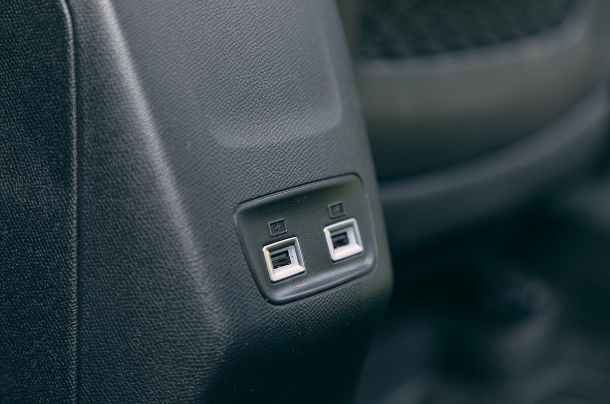 Examen de l'essai routier de la Peugeot e-2008 2020 - ports USB arrière