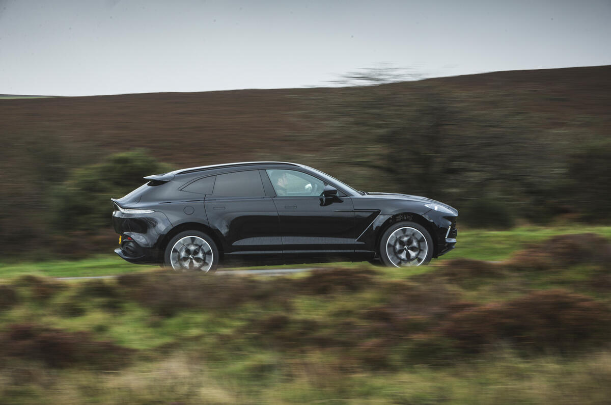 Examen de l'essai routier de l'Aston Martin DBX 2020 - côté héros