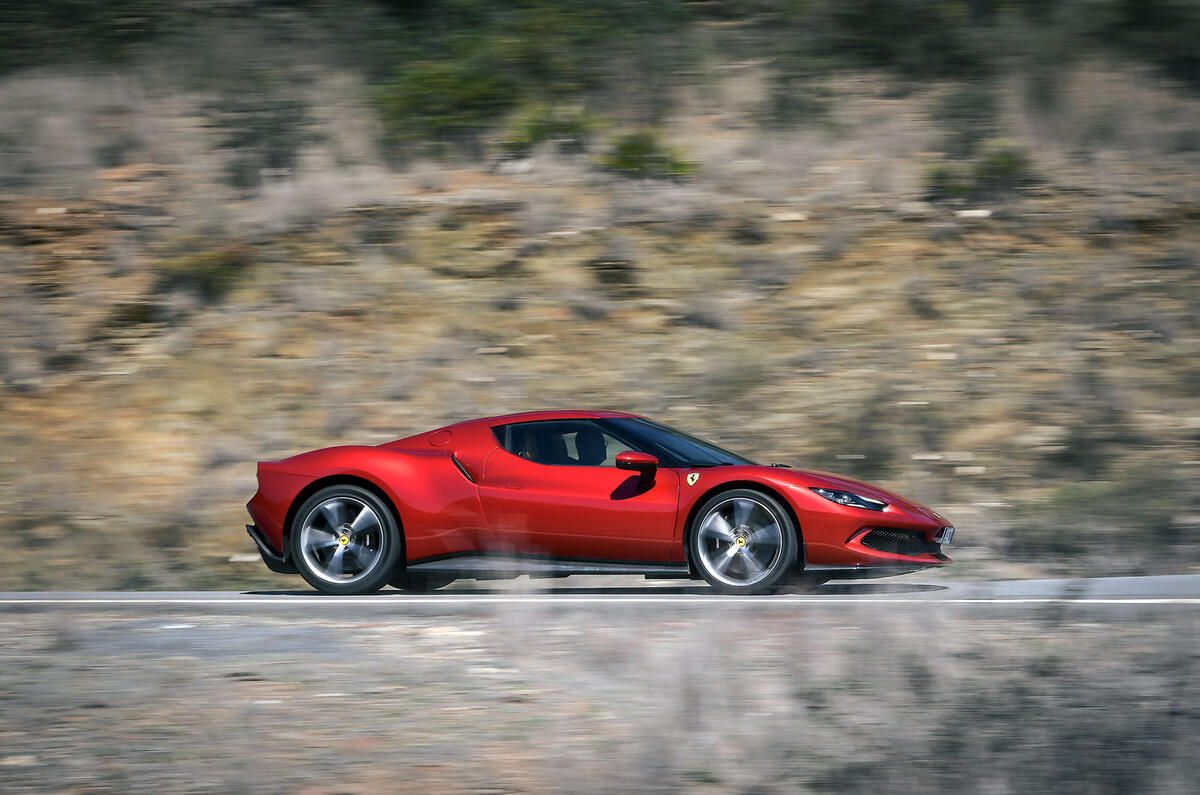 2 Ferrari 296 GTB 2022, premier essai de conduite, volet latéral