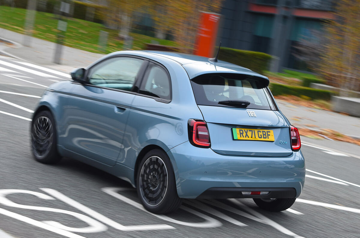 2 Fiat 500 électrique 2022 essai routier suivi arrière