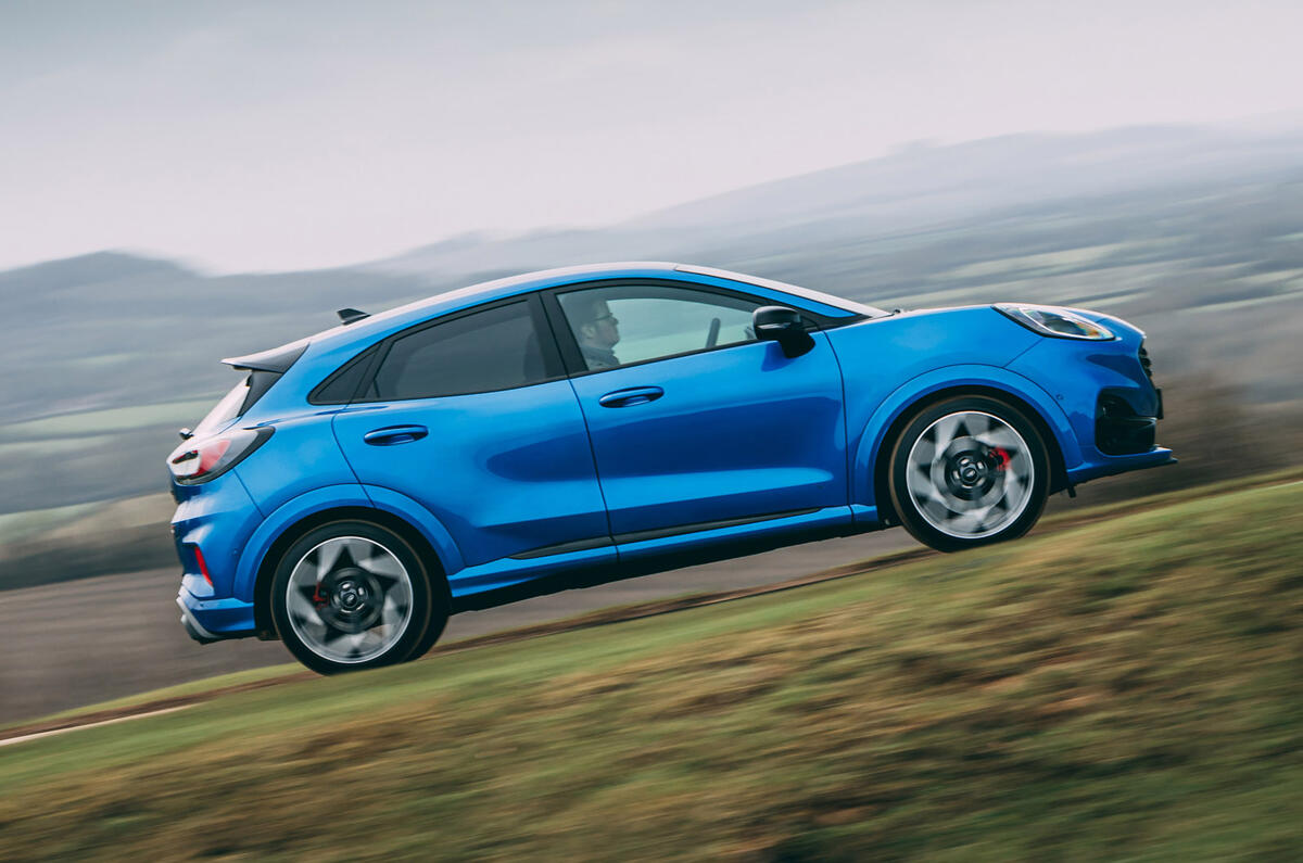 2 Ford Puma ST 2021 : essai routier et test du héros sur le côté