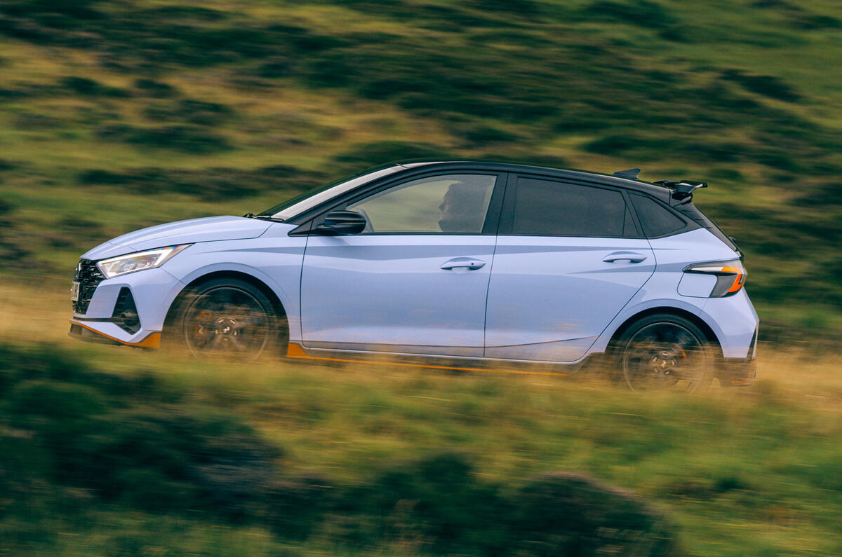 2 Hyundai i20 N 2021 RT tracking side