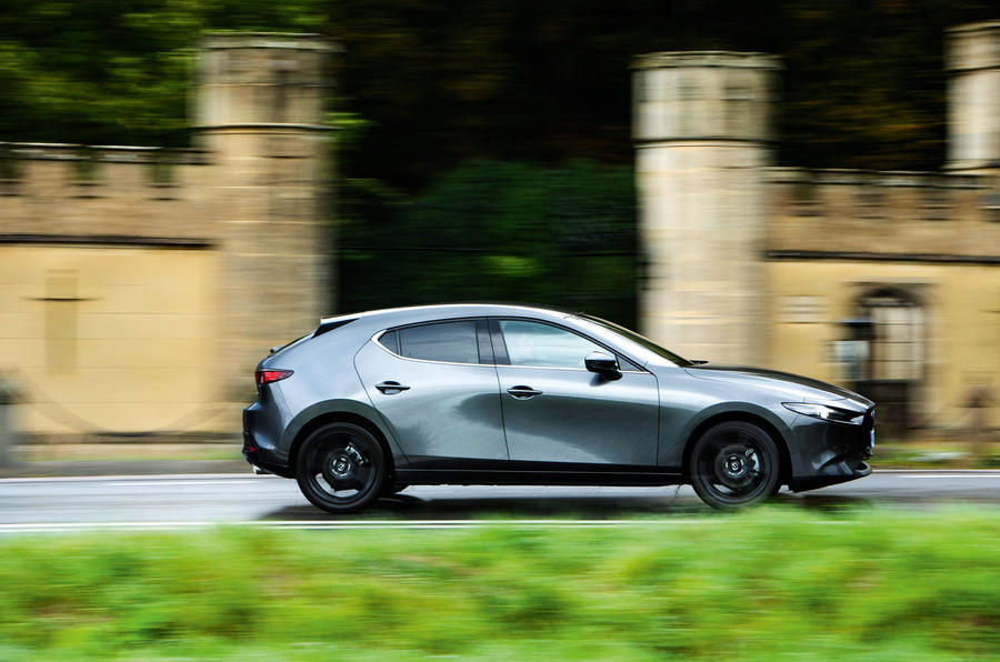 Mazda 3 Skyactiv-X 2019 : essai routier - hero side