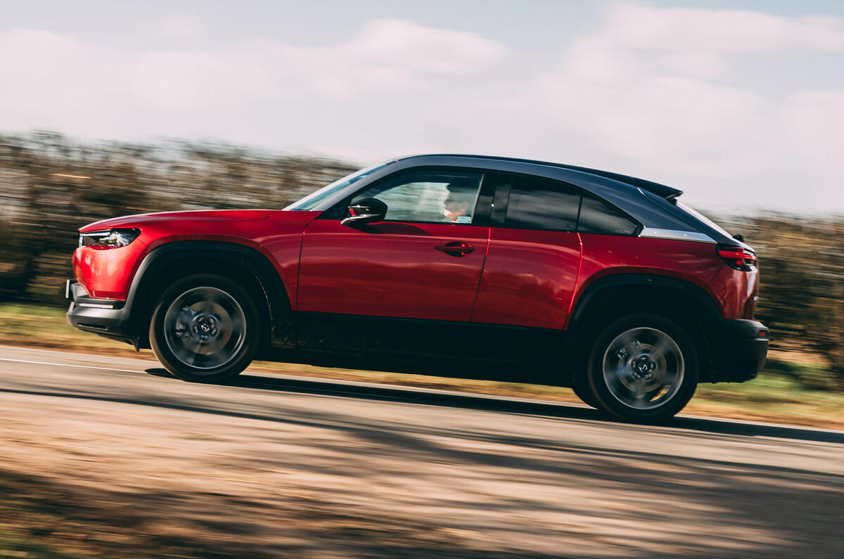 2 Mazda MX 30 2021 : essai routier et test du héros sur le côté