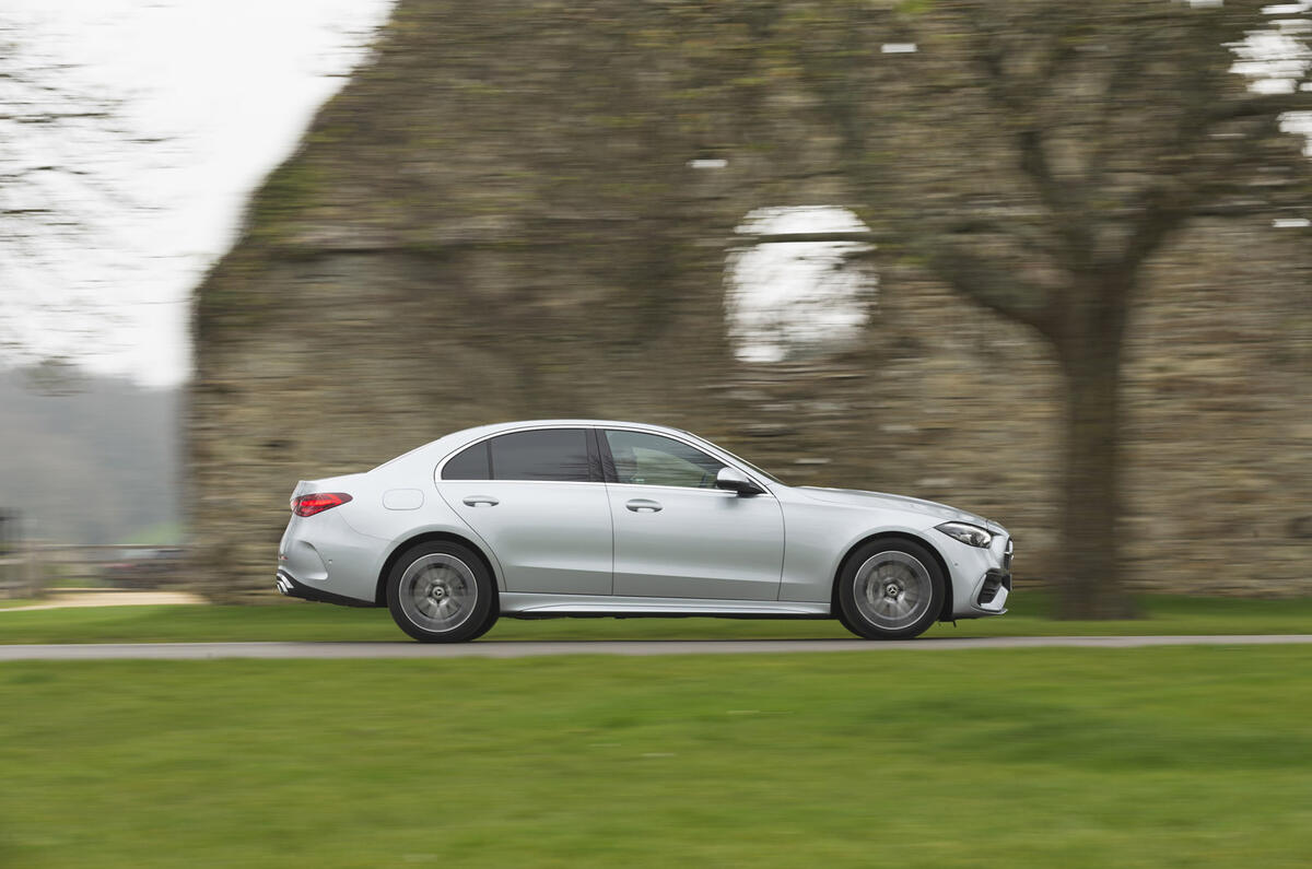 2 Mercedes classe C C300e RT 2022 en panoramique