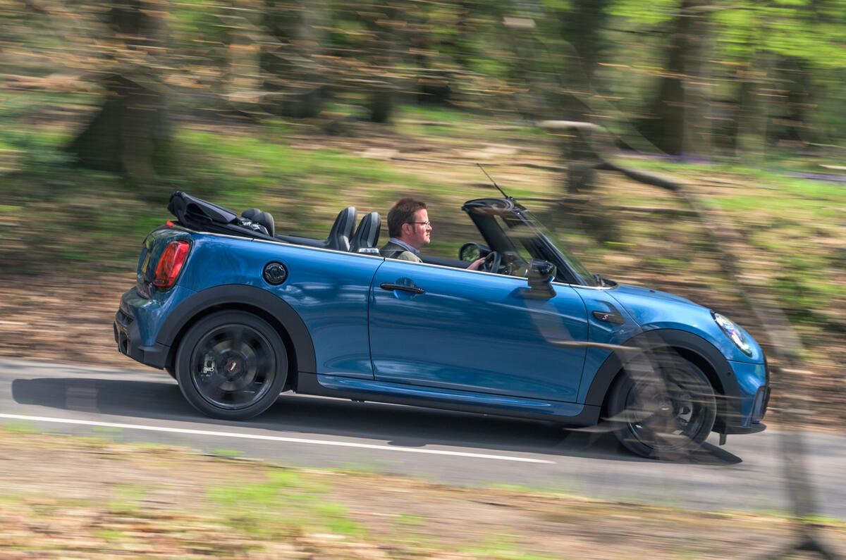 2 Mini Convertible 2021 RT héros de côté