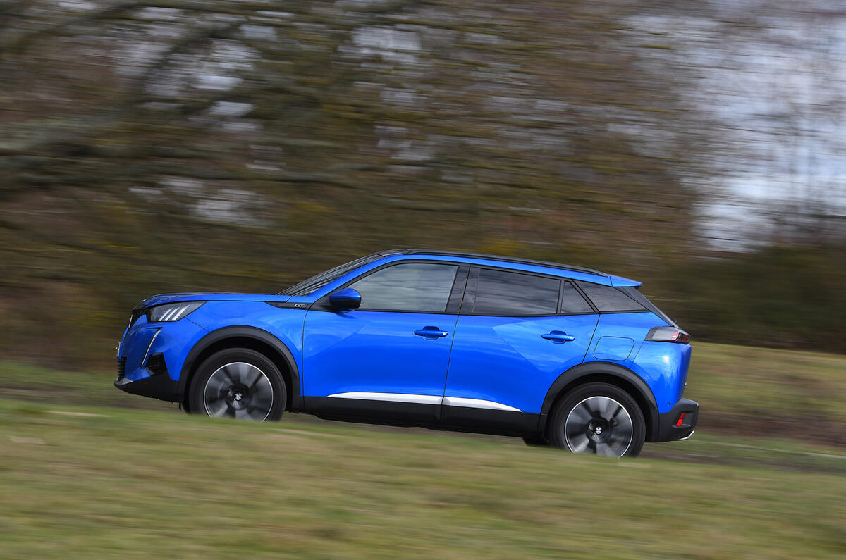 2 Peugeot 2008 2021 RT hero side