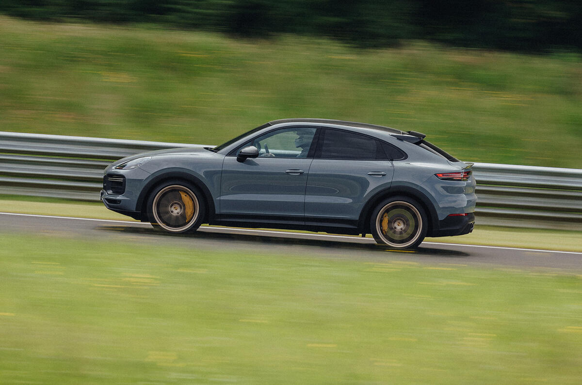 2 Porsche Cayenne Turbo GT pan