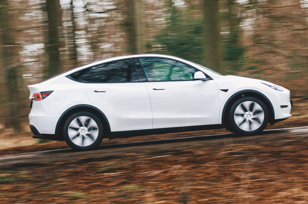 2 Tesla Model Y 2022 : essai routier, revue de côté