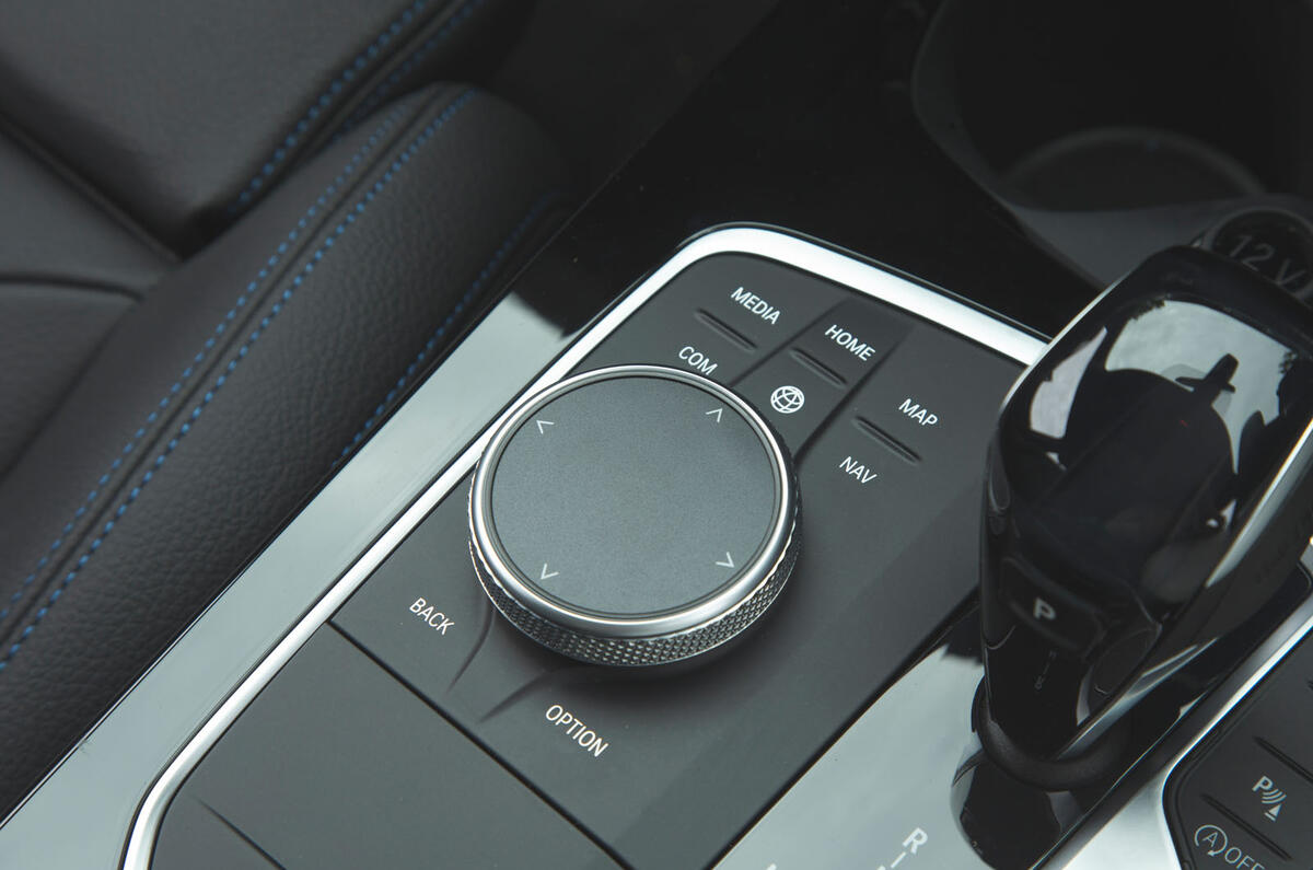 BMW 1 Series 118i 2019 road test review - controller