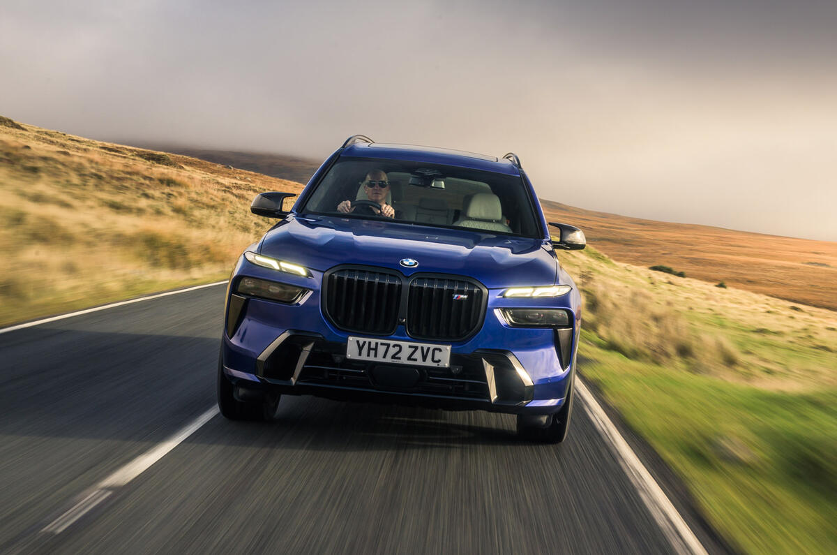 20 BMW X7 M60i RT 2023 driving front