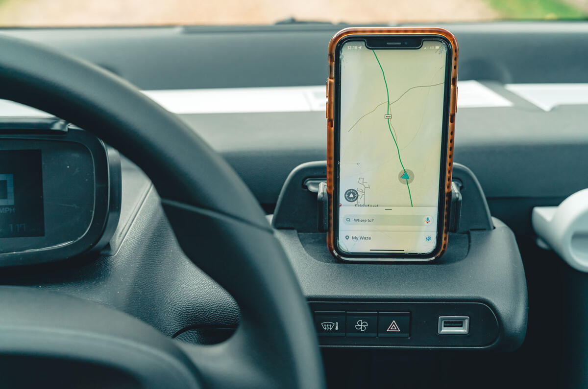 20 Citroen Ami RT 2023 infotainment