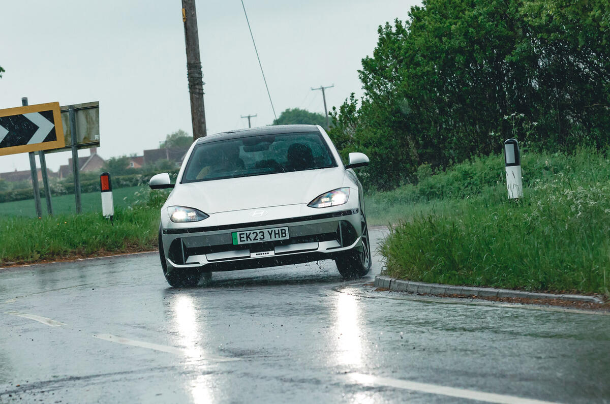 20 Hyundai Ioniq 6 RT 2023 survirage en virage avant