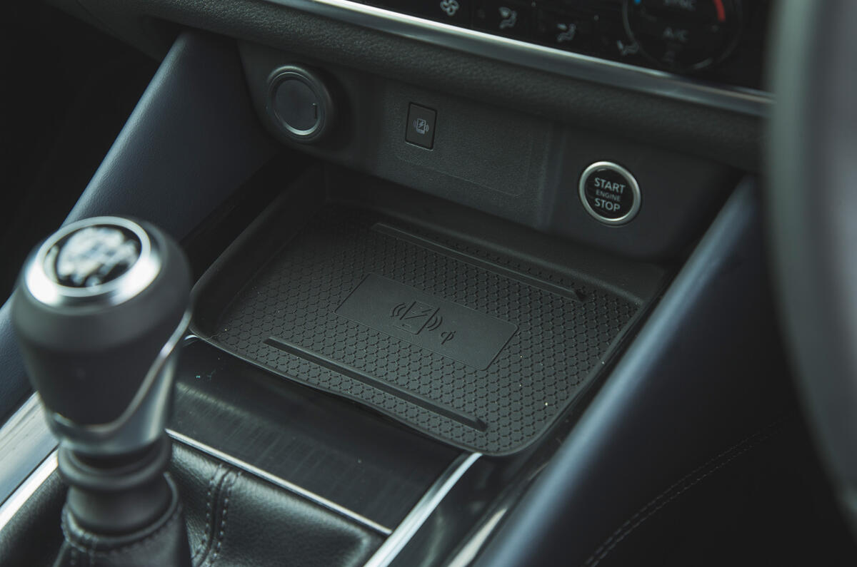 20 Nissan Qashqai 2021 RT smartphone charging
