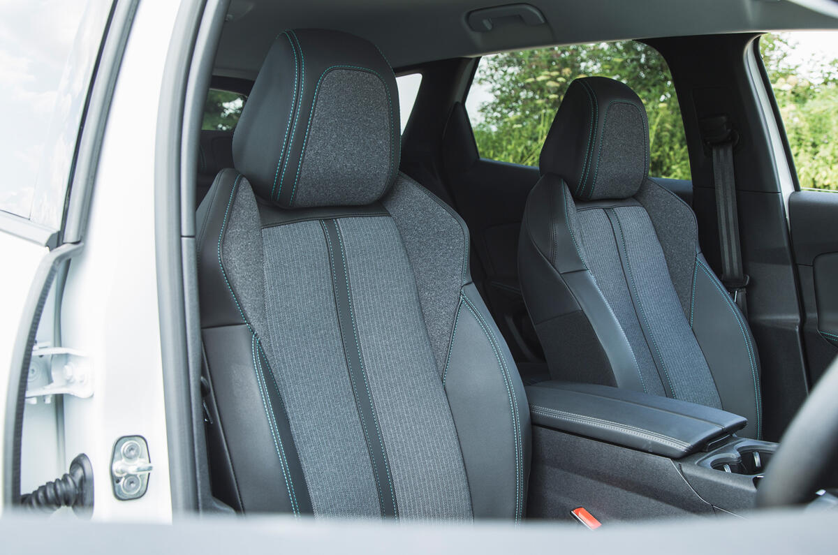 20 Peugeot 3008 2021 RT front seats