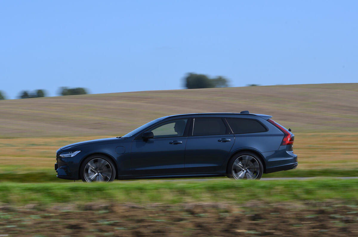 Volvo V90 T6 Recharge PHEV 2020 road test review - on the road side