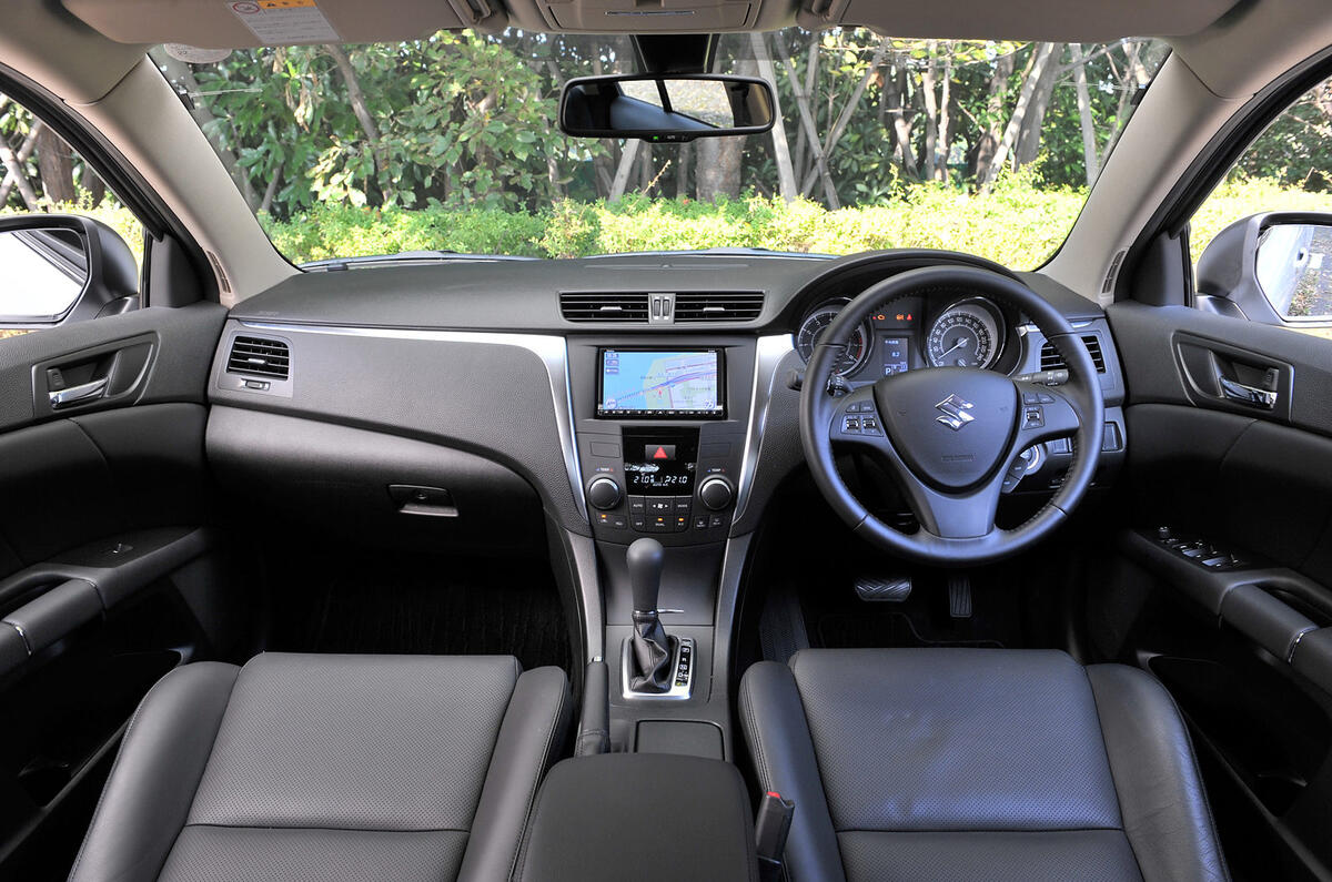 Suzuki kizashi салон
