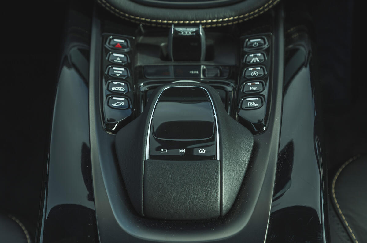 Examen de l'essai routier de l'Aston Martin DBX 2020 - console centrale