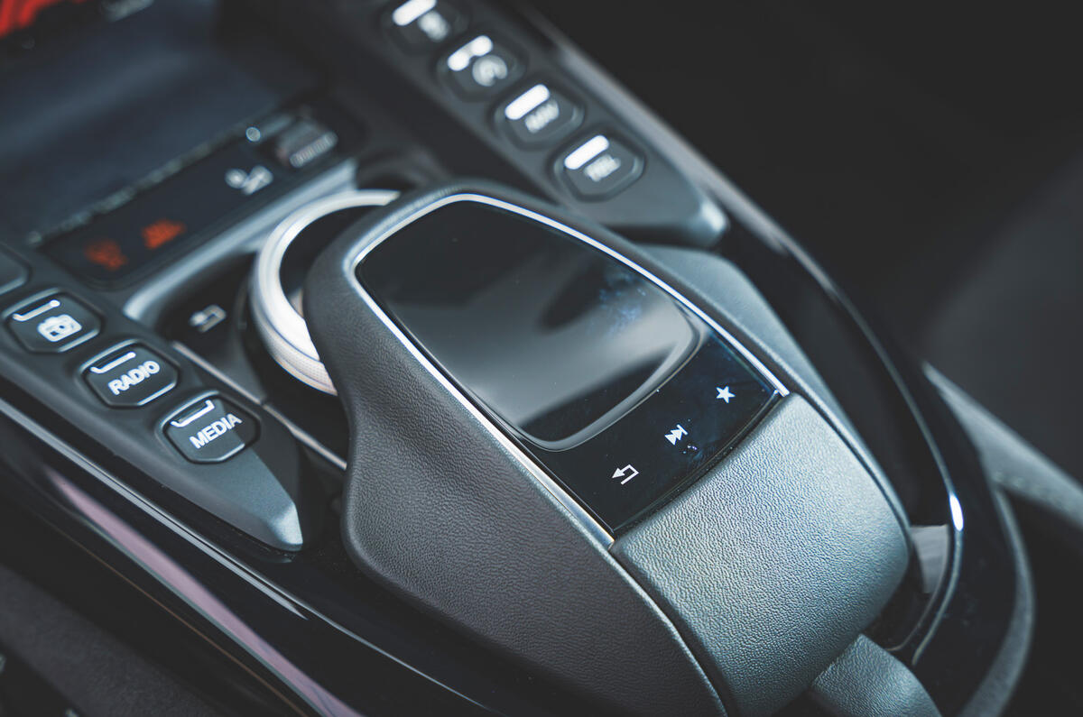 21 Aston Martin Vantage F1 2021 RT touch panel