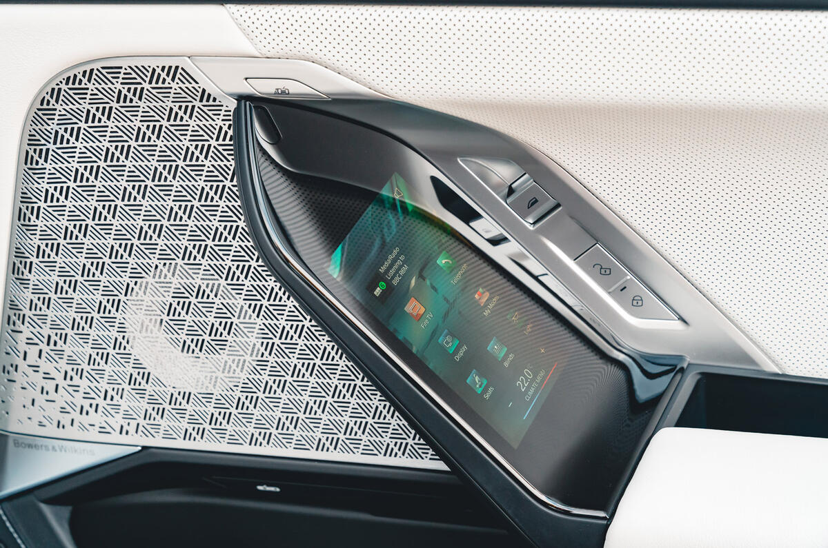 21 BMW I7 RT 2023 screens and stuff