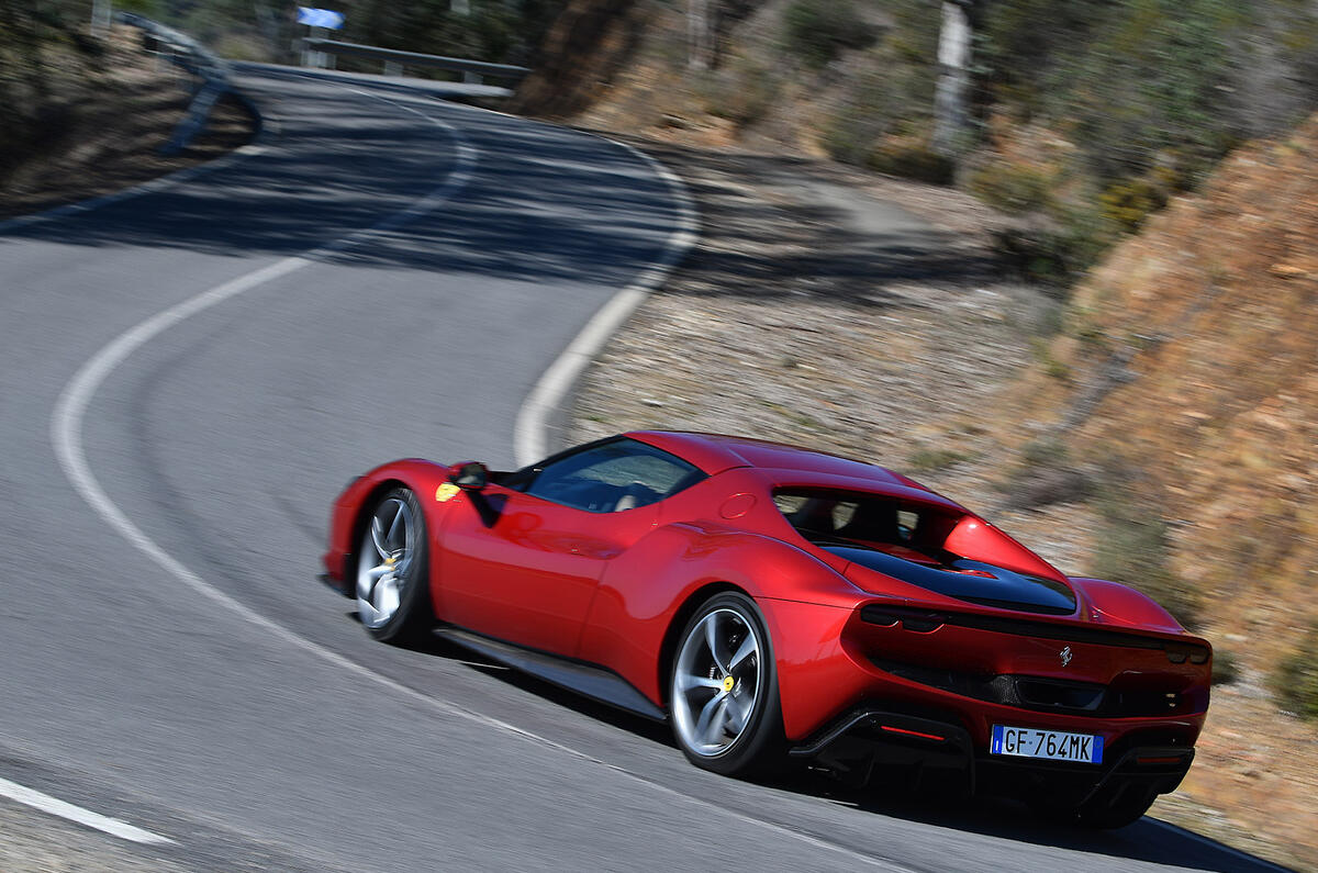 21 Ferrari 296 GTB 2022 premier essai essai de virage arrière